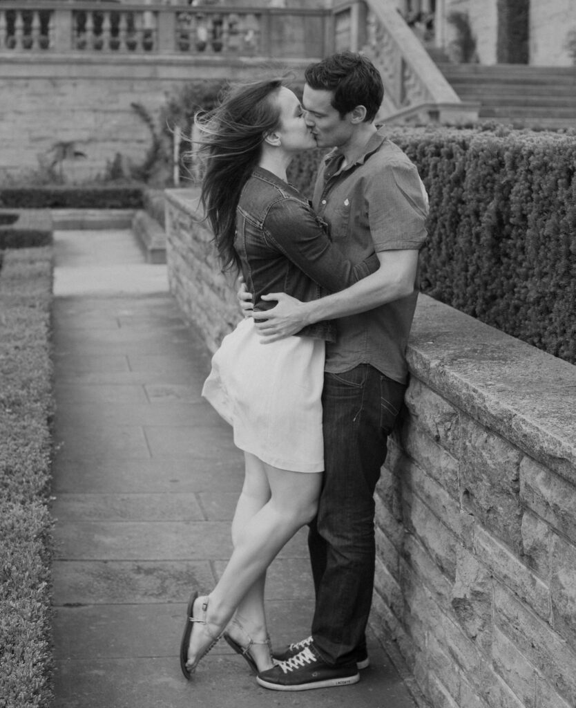 ENGAGEMENT PHOTO of a couple kissing in niagara falls